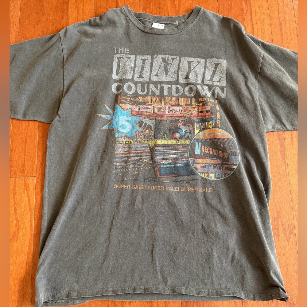 NWT Urban Outfitters Vintage Graphic Tee Vinyl Design - Picture 2 of 4